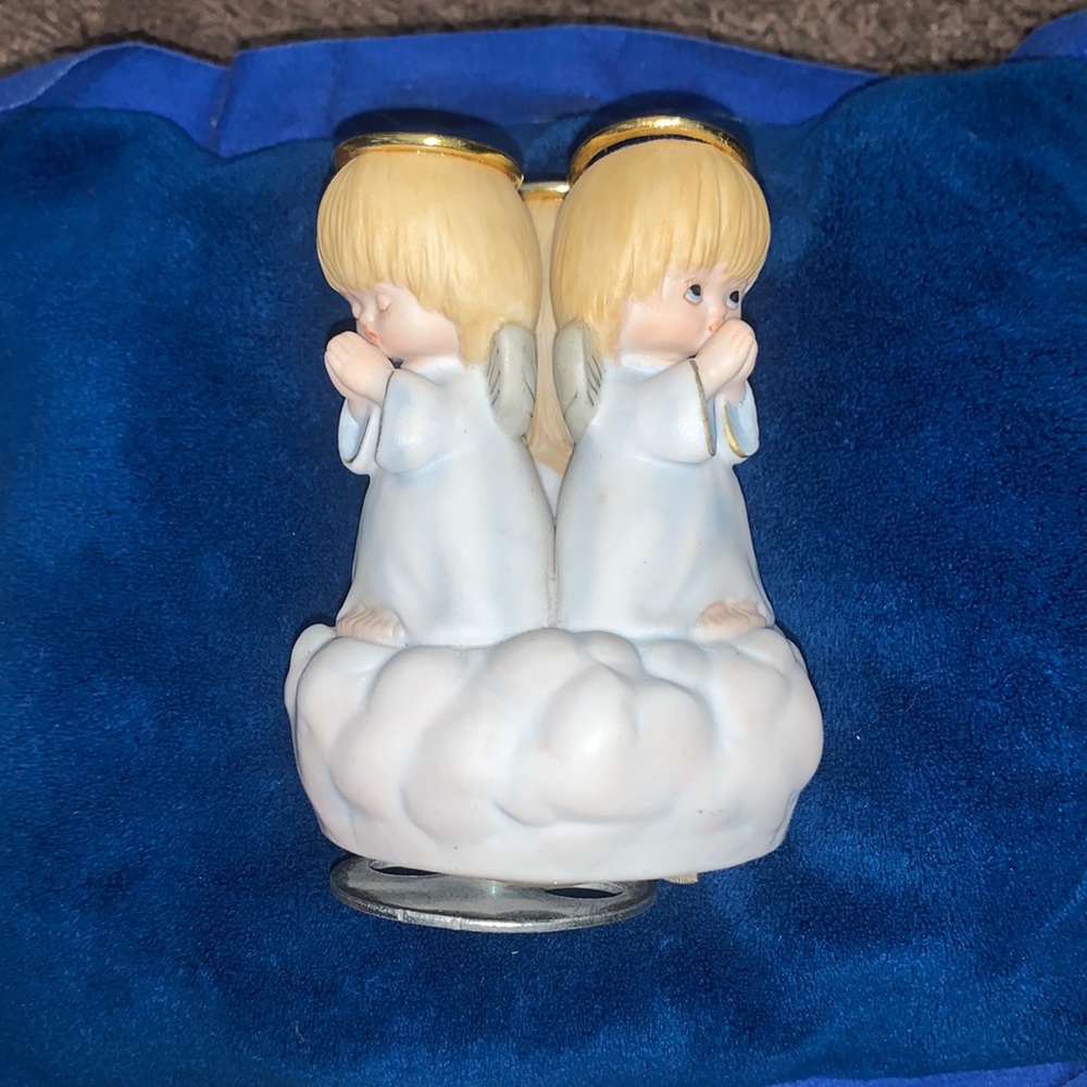Three angels play music